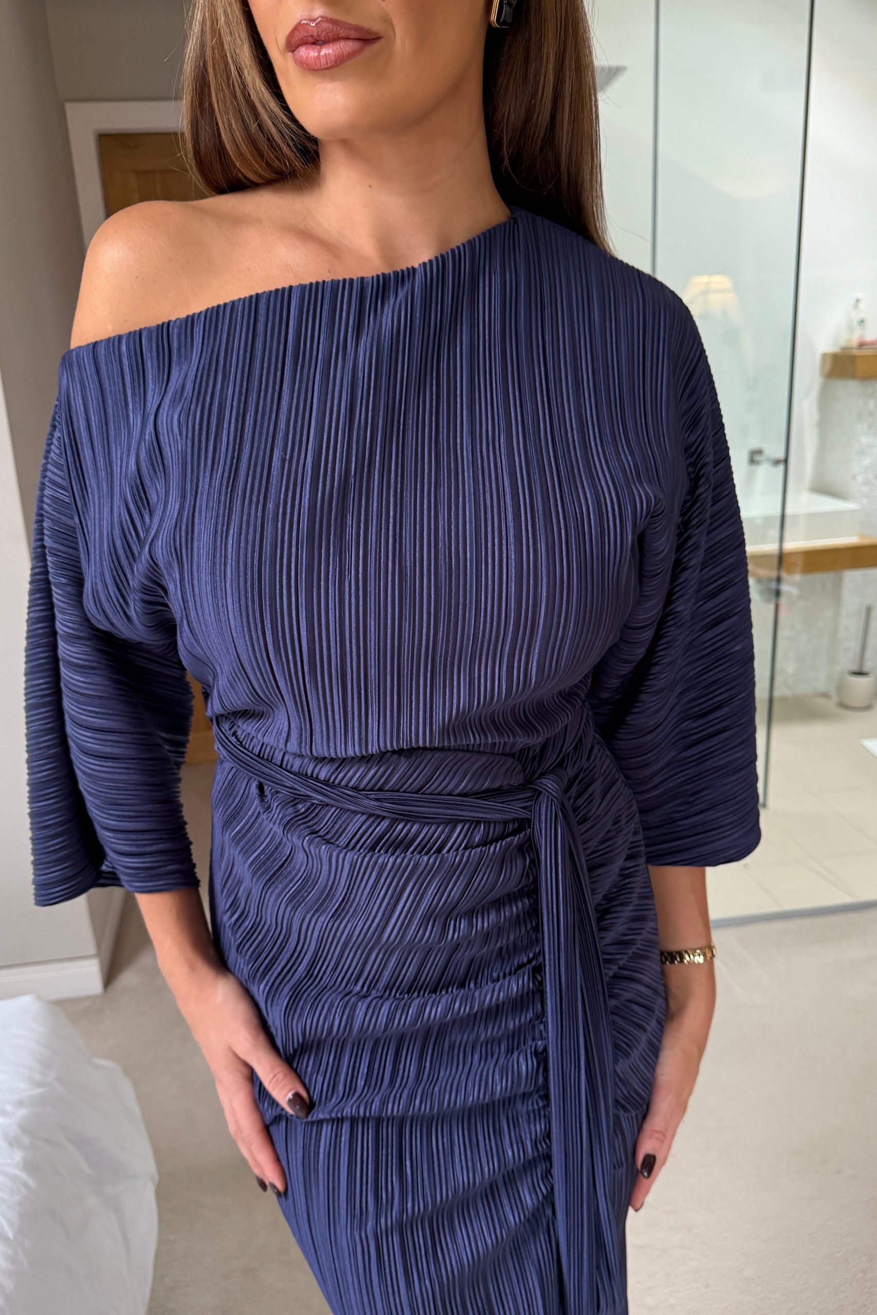 Vendy Off The Shoulder Ruched Detail Midi Dress Navy - Image 4